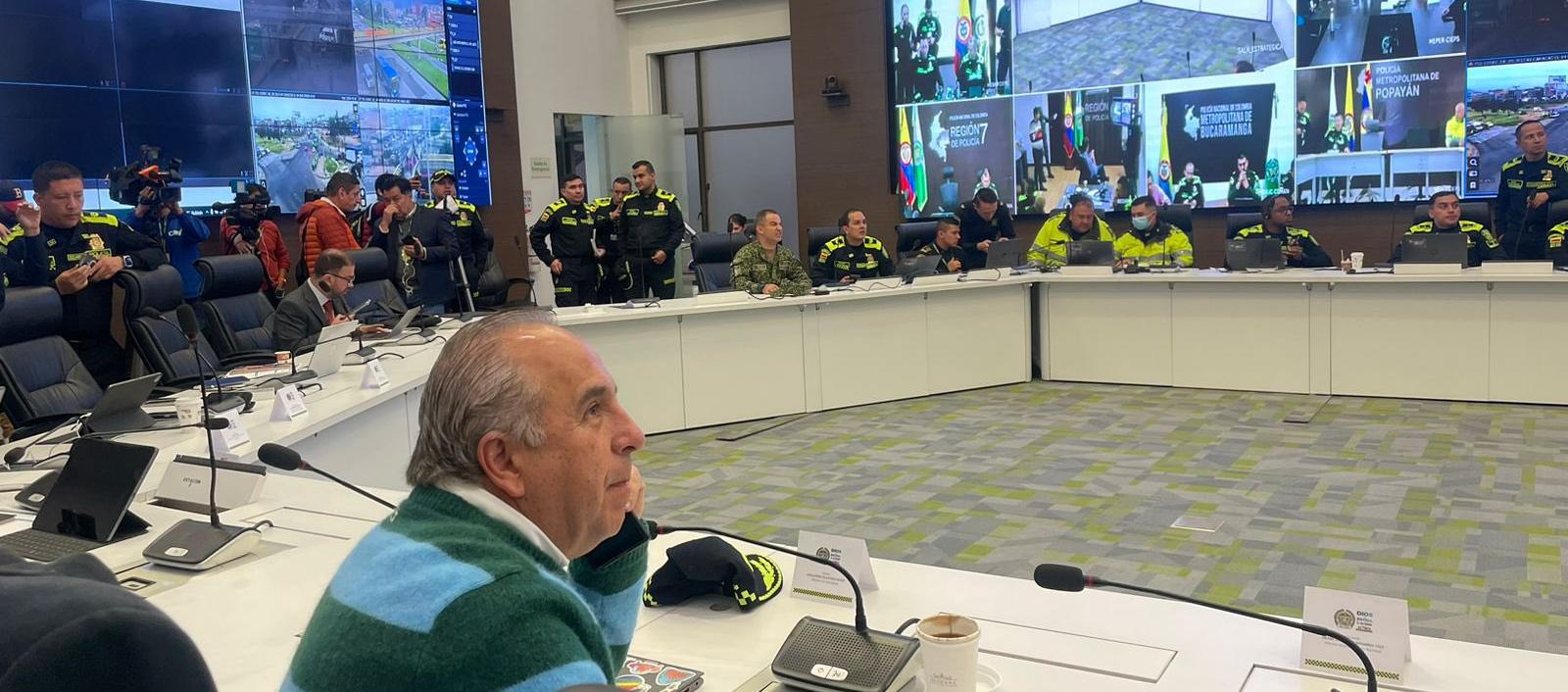 El ministro de Transporte, Guillermo Reyes, monitoreando el paro de taxistas que se cumple en varias ciudades.