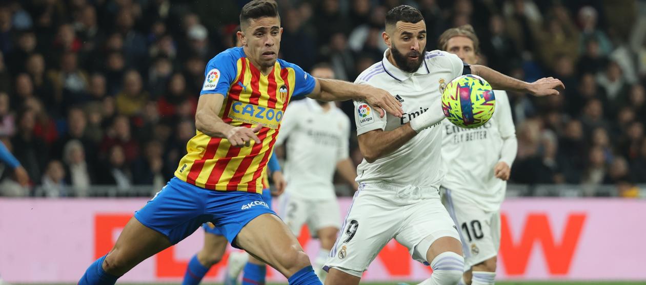 Gabriel Paulista en un duelo con Karim Benzema.