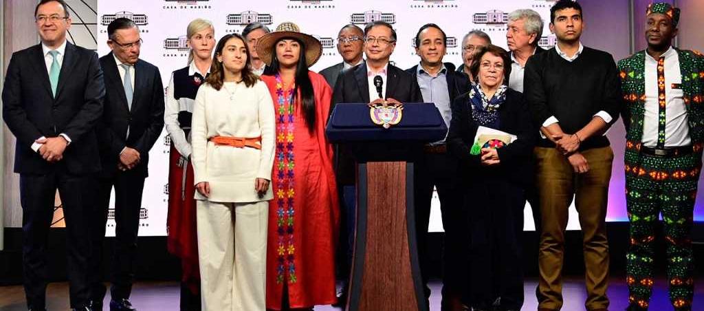 El presidente Petro con los presidentes de los diferentes partidos de la coalición