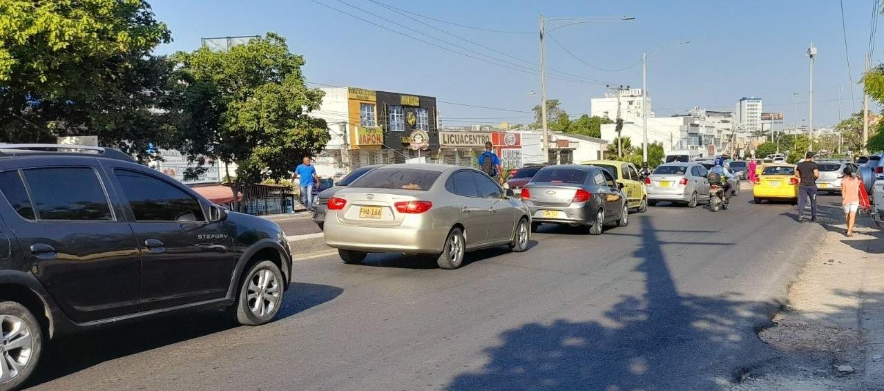 Vehículos particulares transitan por una de las avenidas de Cartagena.