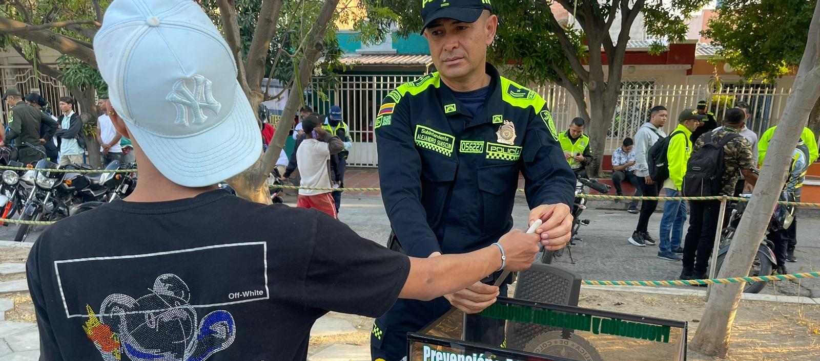   Toma masiva en el barrio Ciudadela 29 de Julio de Santa Marta para registro, control y solicitud de antecedentes. 