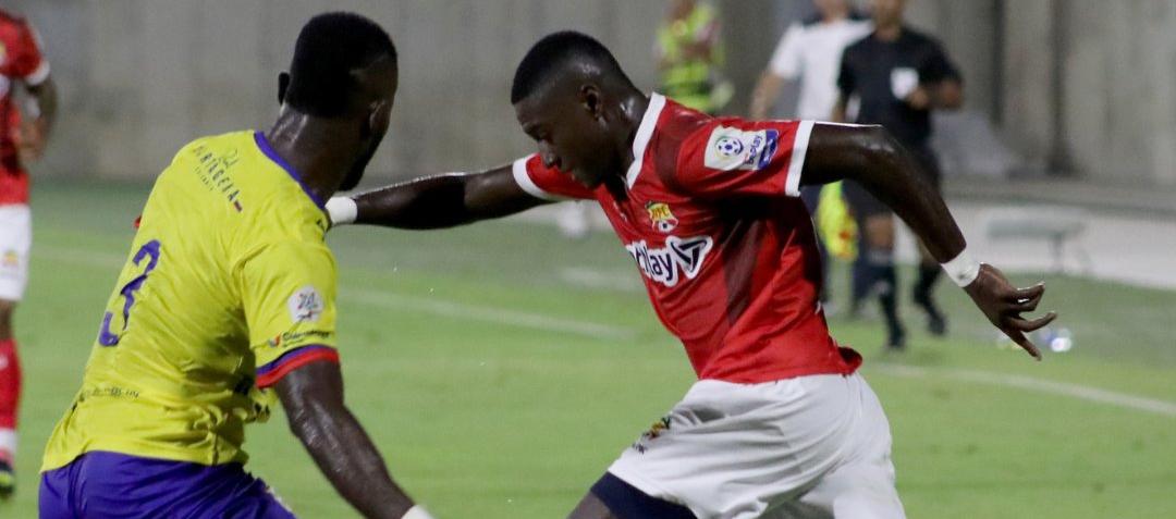 Marlon Carabalí encara a Darwin Palomeque, del Real Cartagena. 