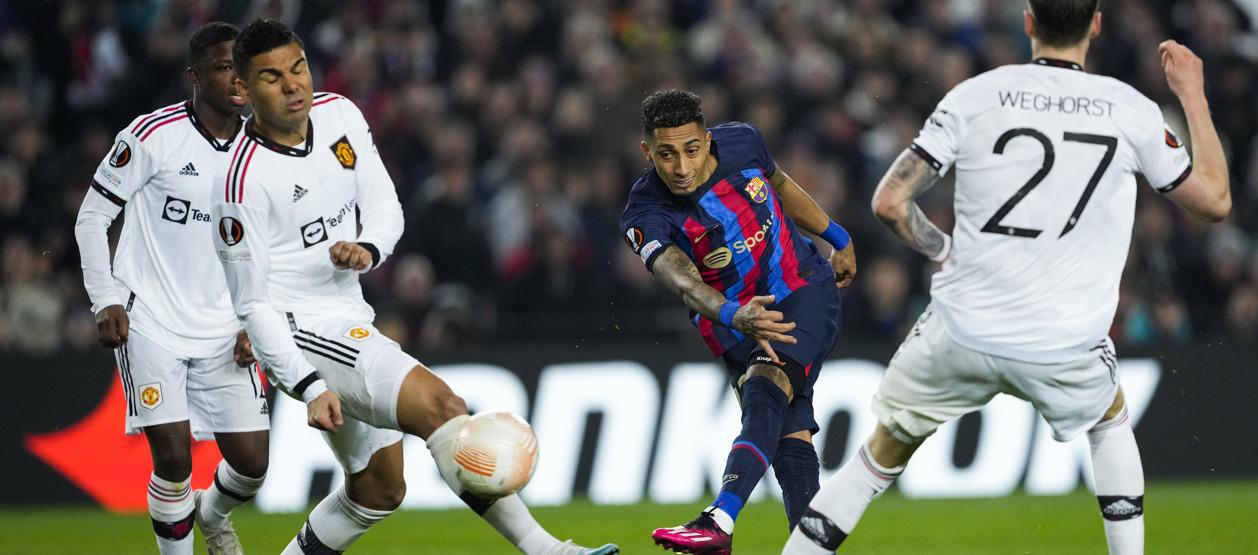 El brasileño Raphinha remata a la portería del Manchester United.