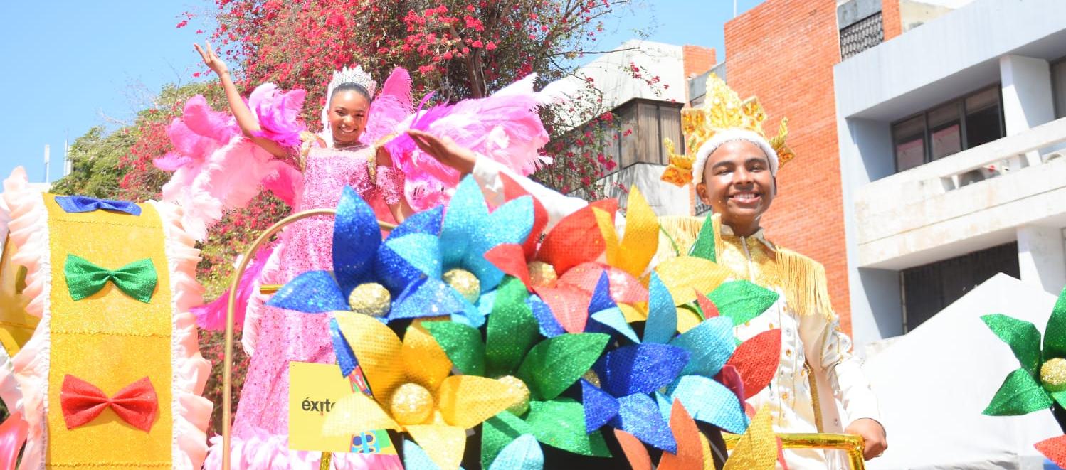 Tahiana Rentería y Diego Chelia compartieron carroza durante el multitudinario desfile.