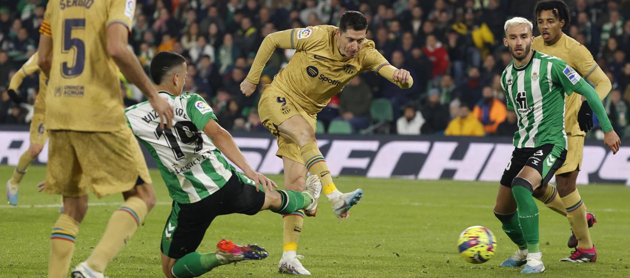 El polaco Robert Lewandowski marca el segundo gol del Barcelona.