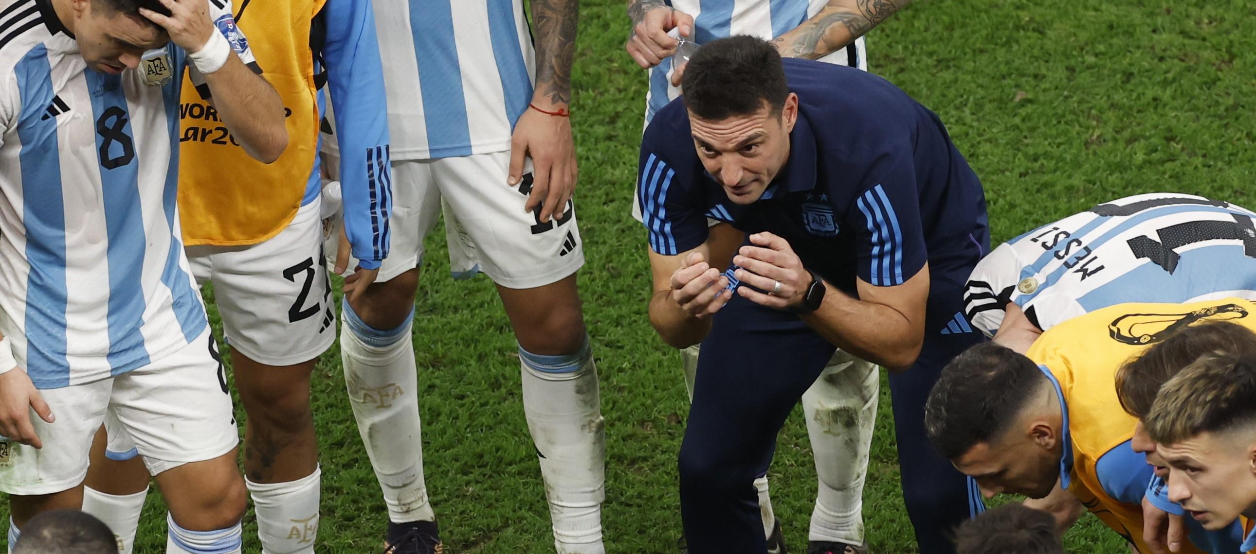 Lionel Scaloni con sus dirigidos durante el Mundial de Catar.