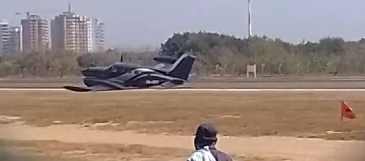 La avioneta que cayó sobre una de las pistas del aeropuerto de Cartagena.