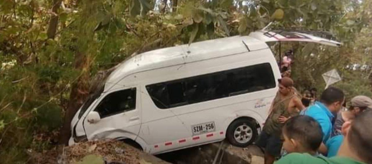 Estado en que quedó a buseta en la vía a Minca.