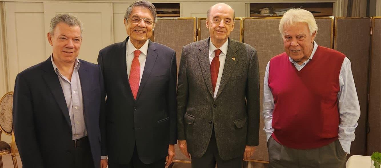 Sergio Ramírez y el canciller Álvaro Leyva entre el expresidente Santos y el exjefe de gobierno de España Felipe González