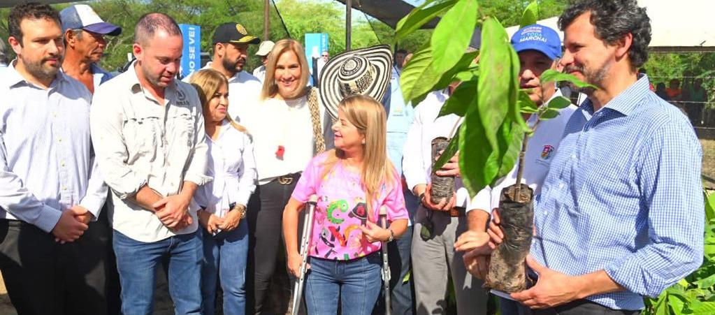 La gobernadora Elsa Noguera en el inicio del proyecto para sembrar cacao en Suan y Santa Lucía, sur del Atlántico.