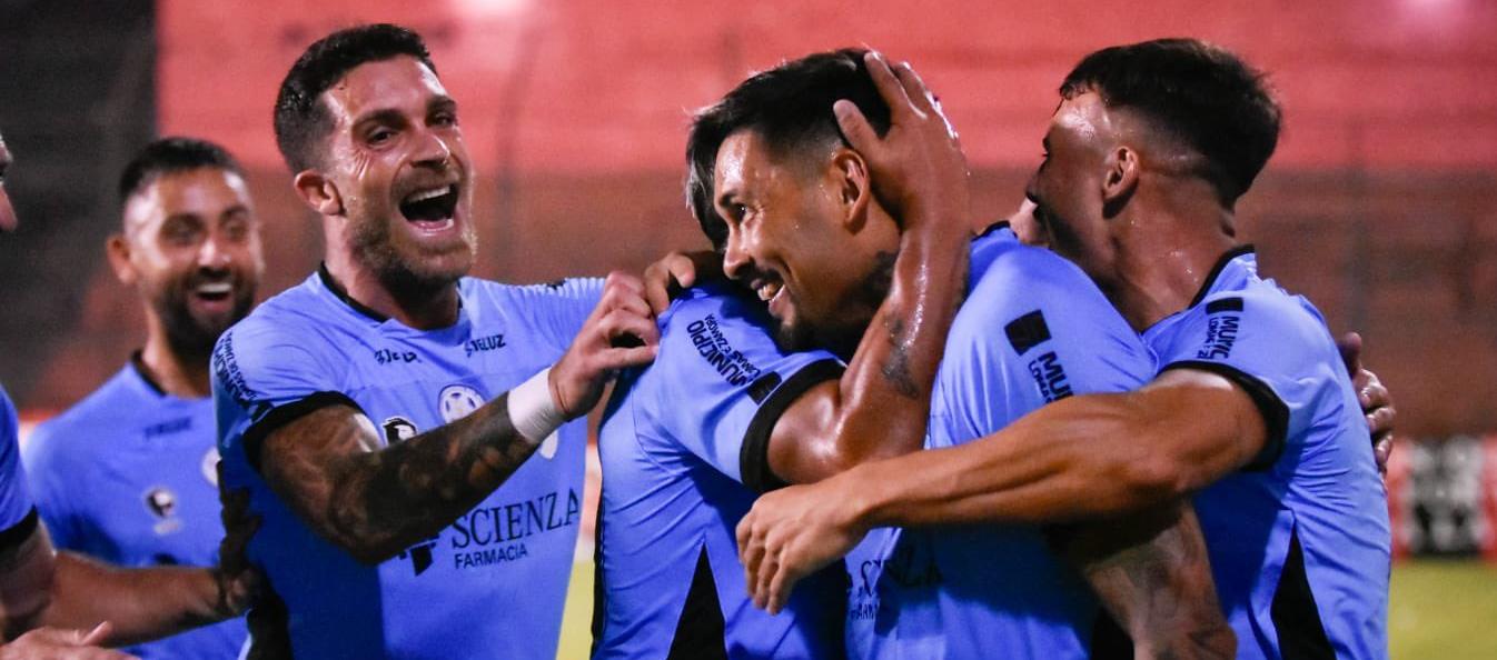 Luis López es felicitado por sus compañeros tras marcar ante Defensores de Belgrano.