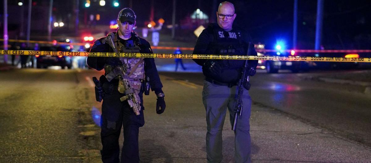 Policía de Míchigan en el área del ataque.