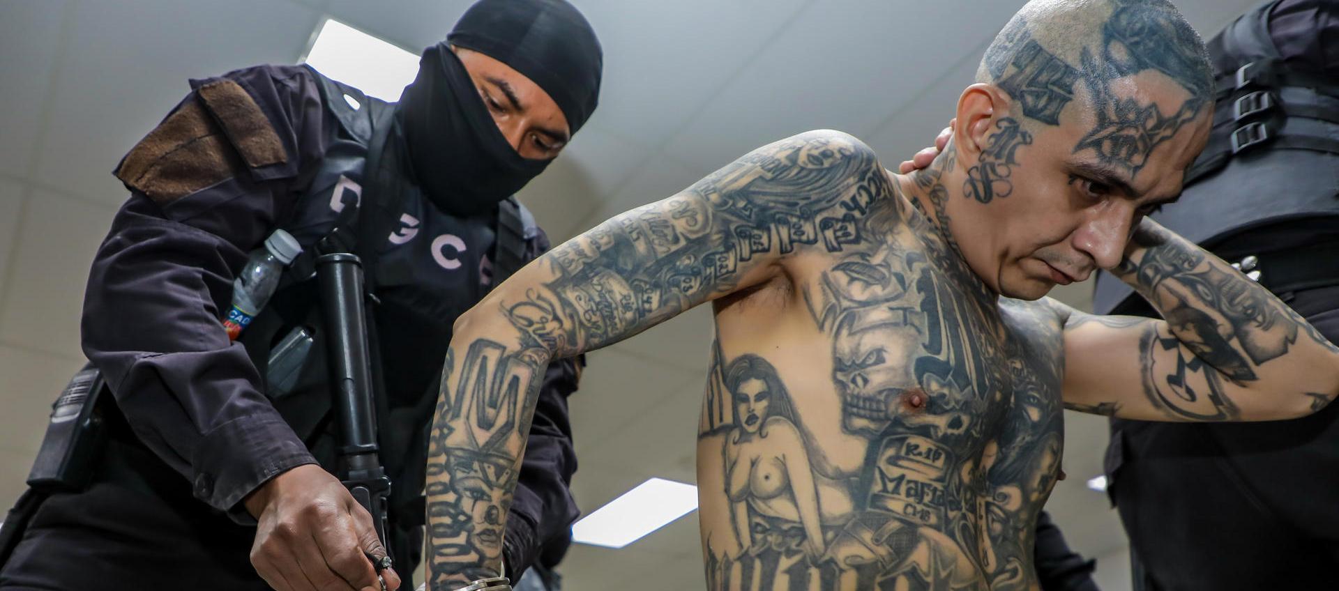 Uno de los internos trasladados esta madrugada al Centro de Confinamiento del Terrorismo.