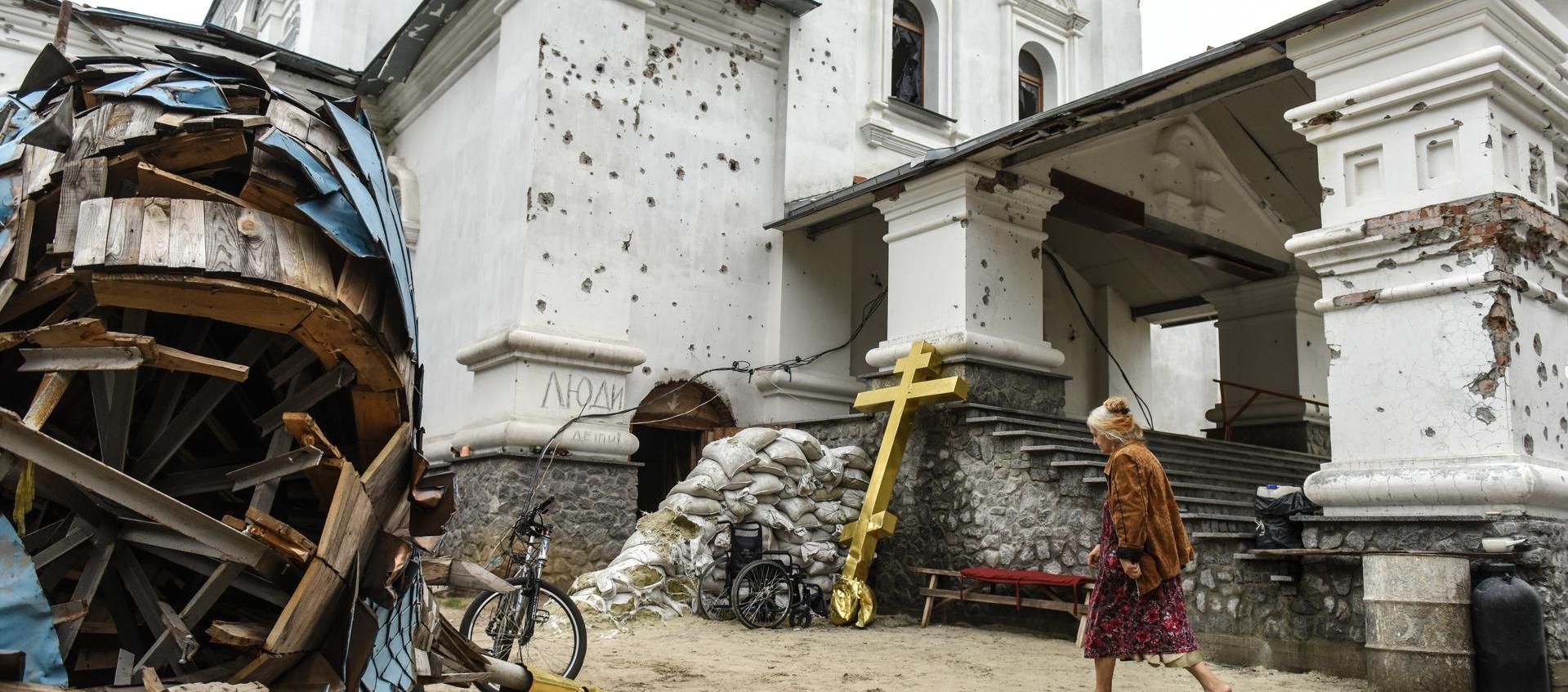 Una mujer ucraniana camina entre los destrozos producidos por la ofensiva rusa en una localidad de la región de Donetsk.