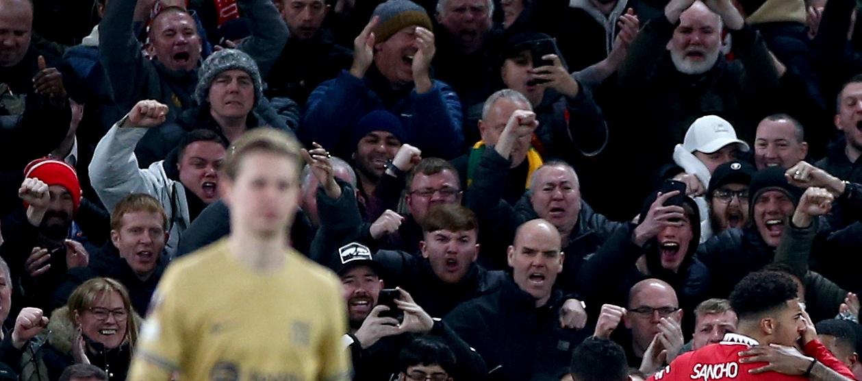 Los jugadores del Manchester United celebran el segundo gol marcado por el brasileño Antony.