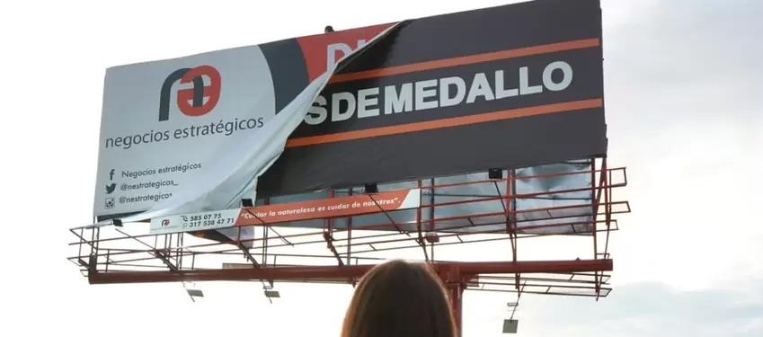 Desmonte de la valla de la polémica.