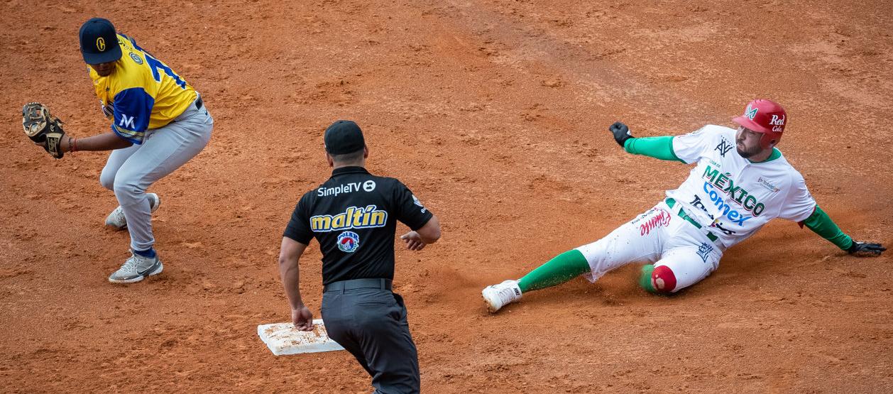 Justin Dean intenta llegar a segunda base durante el juego entre Vaqueros y Cañeros.