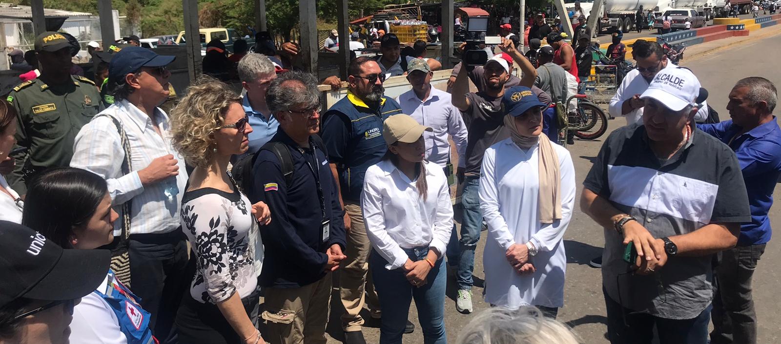 Los embajadores de siete países junto a delegados de Cancillería, ICBF y Migración en Paraguachón, zona fronteriza con Venezuela.
