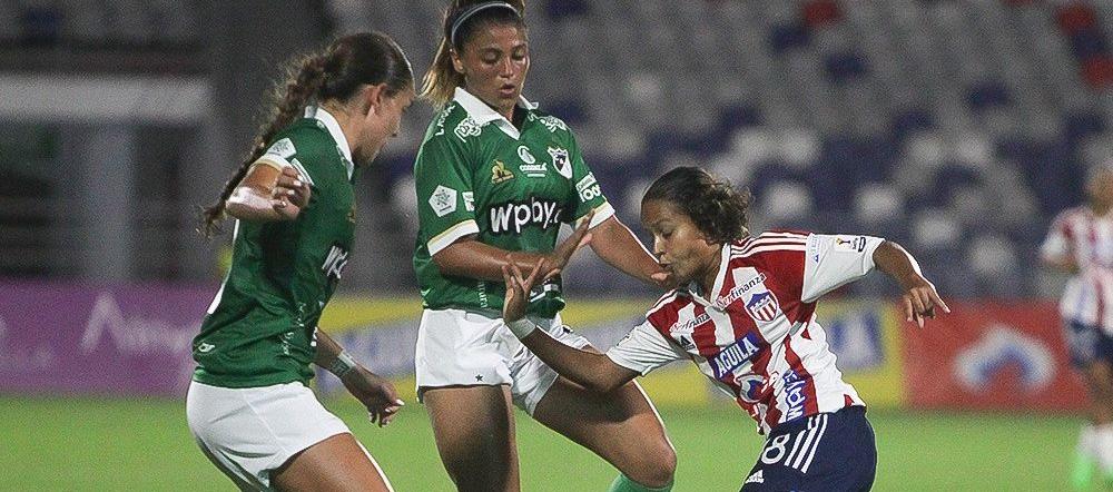 Stefanía Santos intenta pasar entre dos jugadoras del Cali.