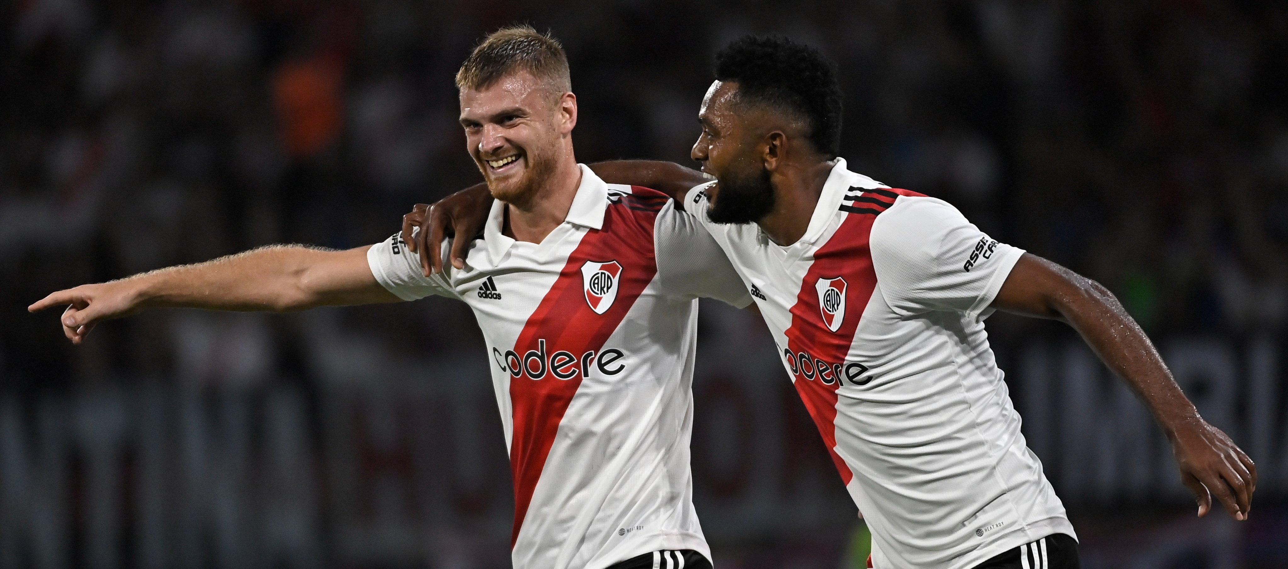 Miguel Borja celebra con Lucas Beltrán, autor del segundo gol de River.