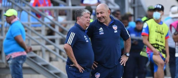 Hernán Darío Gómez dialoga con su asistente Édgar 'Panzer' Carvajal.