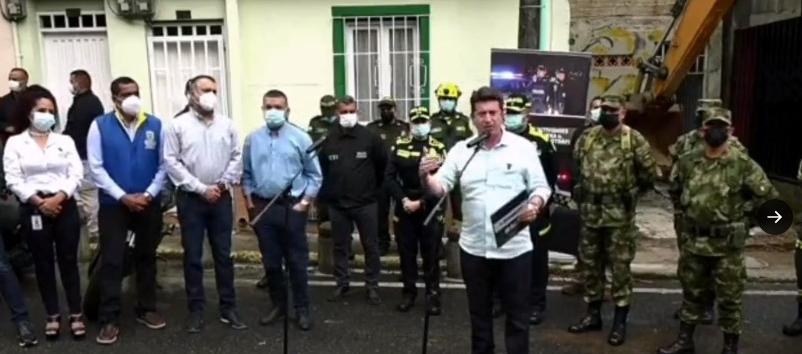 El entonces ministro de Defensa, Diego Molano, al frente de la casa cuando comenzaba a ser demolida. 