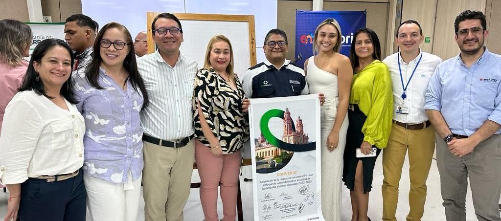Representantes de la Alcaldía y EnTerritorio tras la firma del convenio.