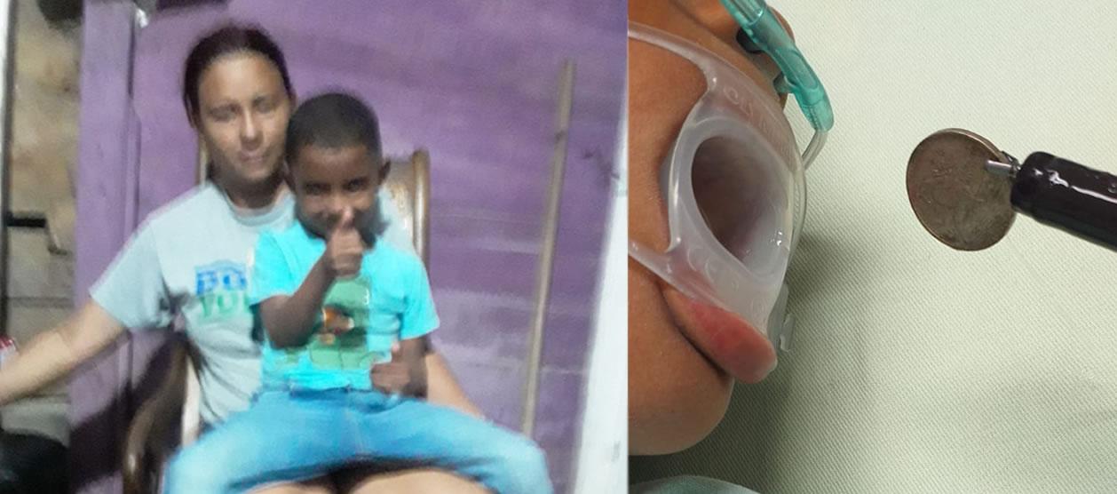 El menor con su mamá y el momento de la extracción de la moneda.