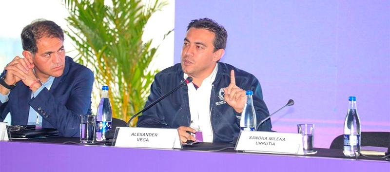 El Registrador Alexander Vega explicando los detalles.