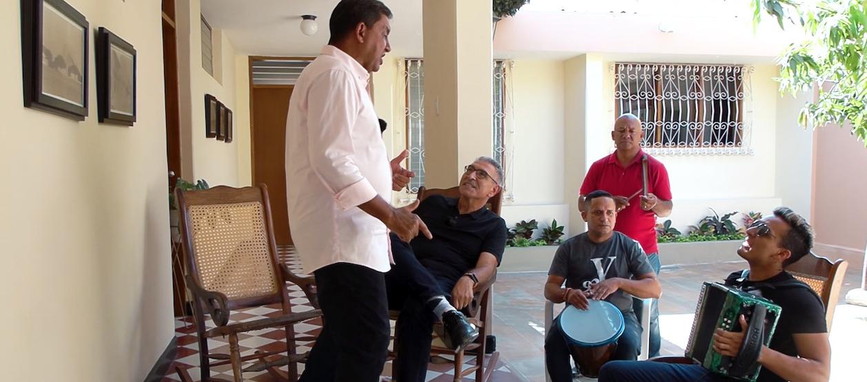 El compositor Aureiio 'Yeyo' Núñez interpretando sus canciones.