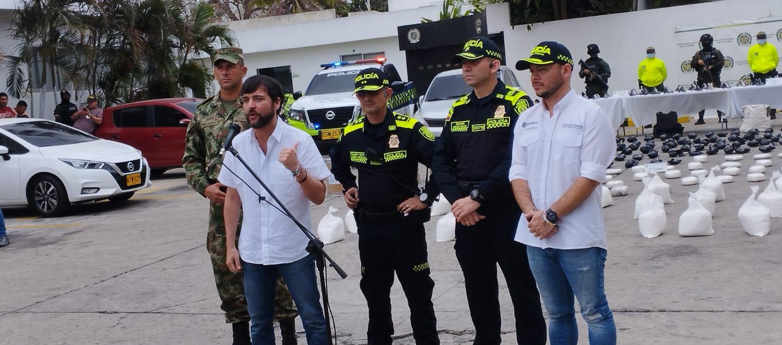 Alcalde Jaime Pumarejo con las autoridades de Policía y Militar. 