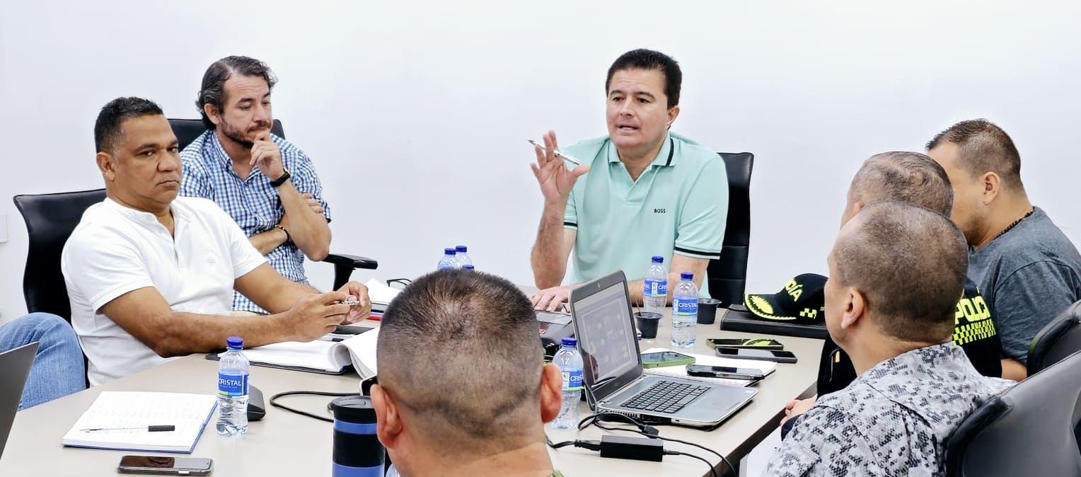 El alcalde Rodolfo Ucrós reunido con las autoridades militares y de Policía. 