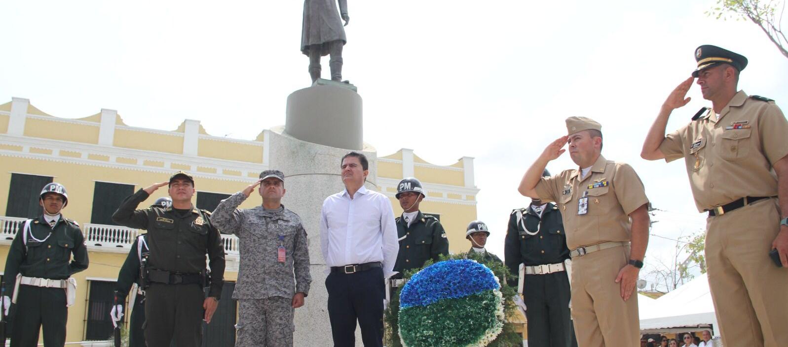 El alcalde de Soledad Rodolfo Ucrós rindiendo honores por los 209 años de Soledad. 