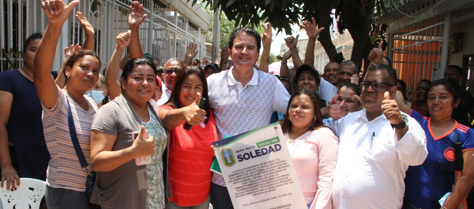 El alcalde Rodolfo Ucrós con vecinos de uno de los barrios beneficiados. 