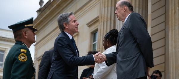 Antony J. Blinken, secretario de Estado de EE.UU. en la visita que hizo en octubre pasado a Casa de Nariño. Lo recibe el canciller Álvaro Leyva.