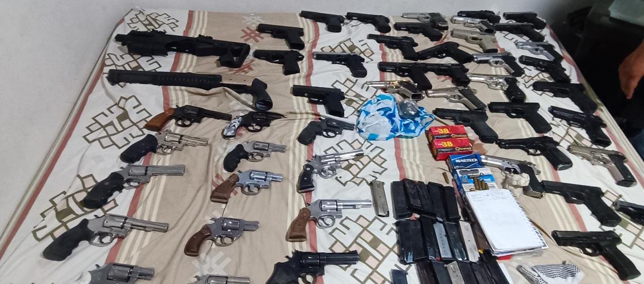 Armas halladas dentro de la vivienda. 