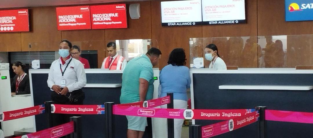 Atención a pasajeros de Viva, en el Ernesto Cortissoz