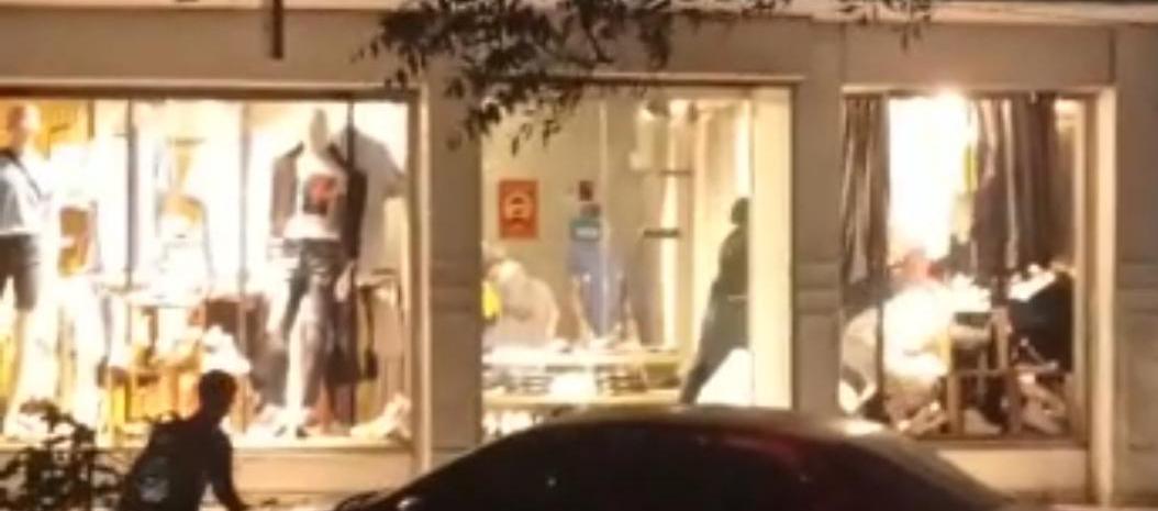 Atraco en almacén de ropa en la 72