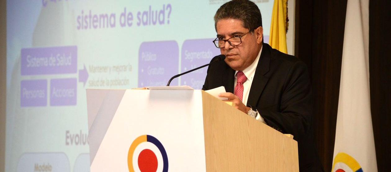 El Contralor General Carlos Hernán Rodriguez interviniendo en el foro.