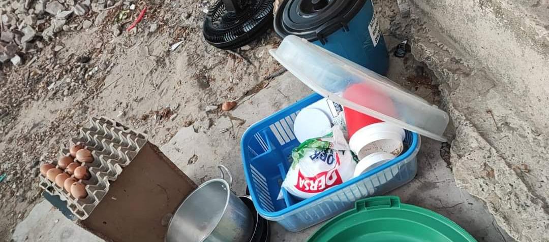 Alimentos y otros elementos que no alcanzaron a llevarse los ladrones.