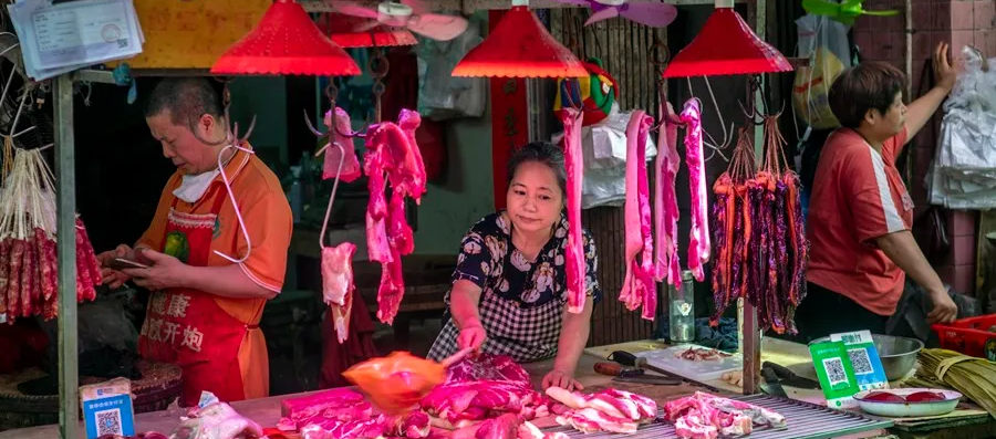 Un puesto de carne en el mercado de Guangzhou, China.