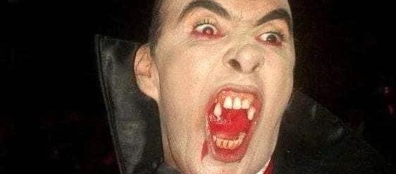 Gesto característico del 'Conde Drácula.