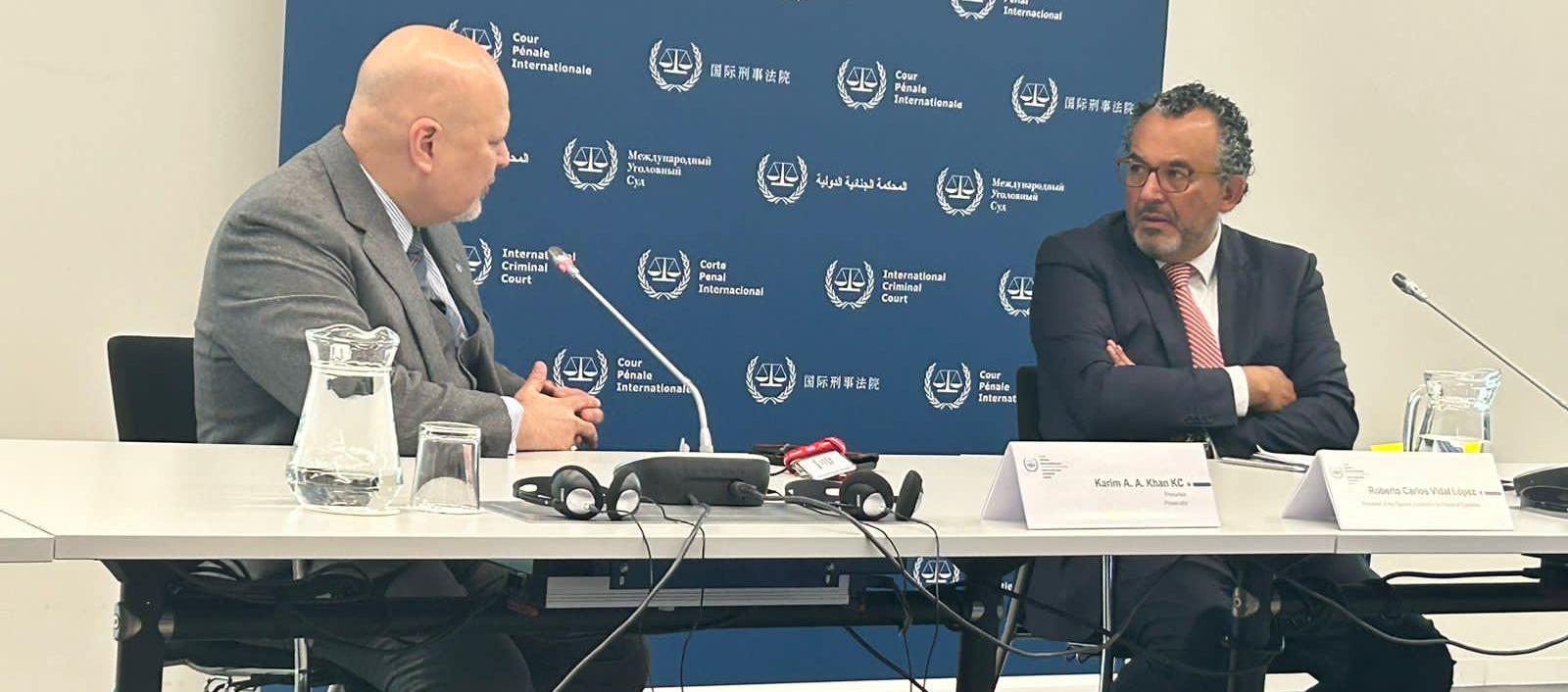 El Fiscal de la CPI, Karim Khan y el presidente de la JEP, el magistrado Roberto Vidal.