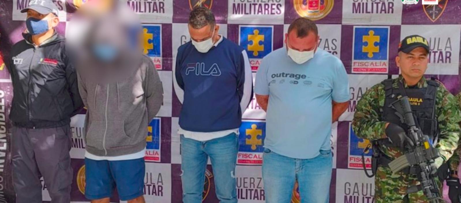 Dos de los tres capturados que fueron enviados a la cárcel.  