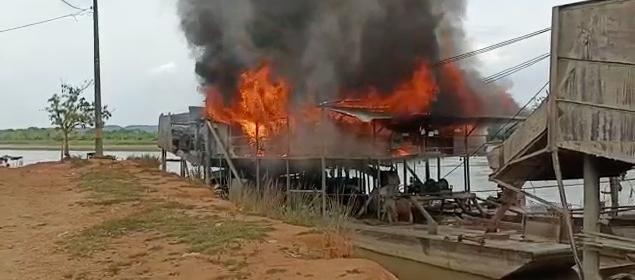 Una de las dragas destruidas. 