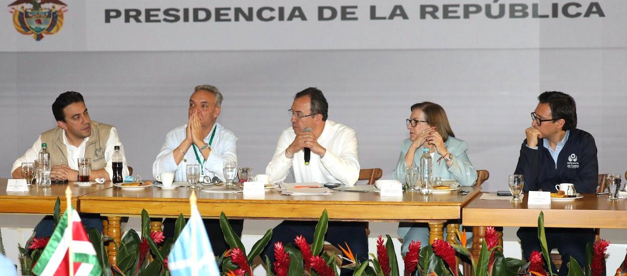Las autoridades revisando el proceso electoral.