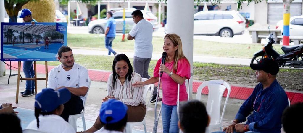 La Gobernadora Elsa Noguera explicando los proyectos.
