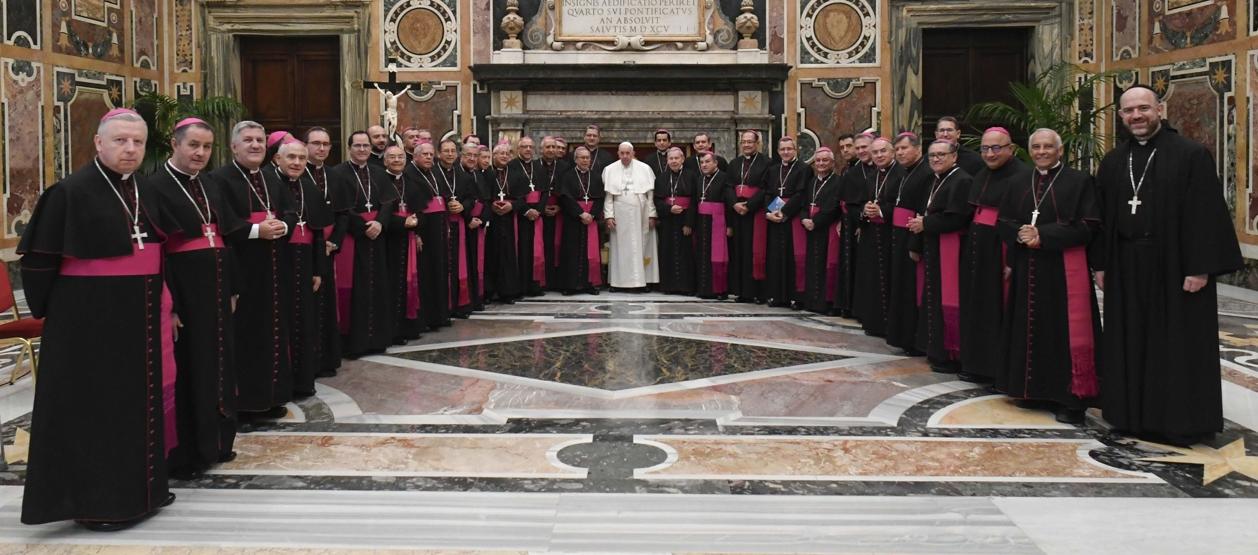 El Papa Francisco junto a un grupo de obispos. 