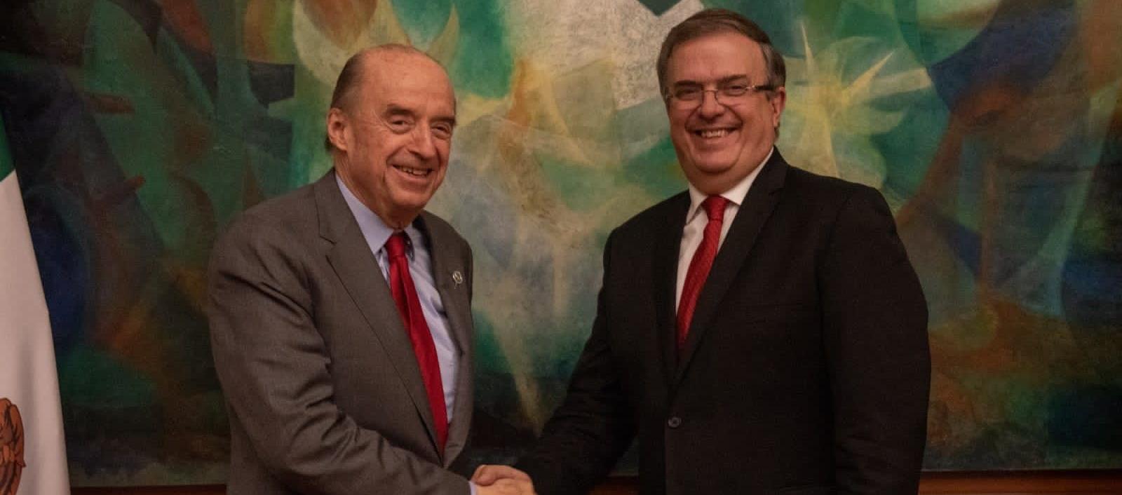 El canciller de Colombia, Álvaro Leyva, y su homólogo mexicano, Marcelo Ebrard.