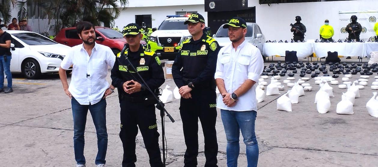 General Jorge Urquijo, Comandante de la Policía Metropolitana, entregando detalles.
